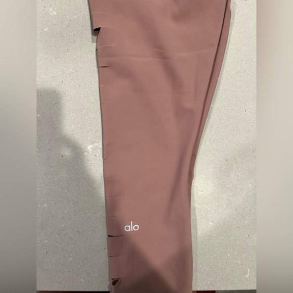 Alo Leggings - Picture 2 of 7